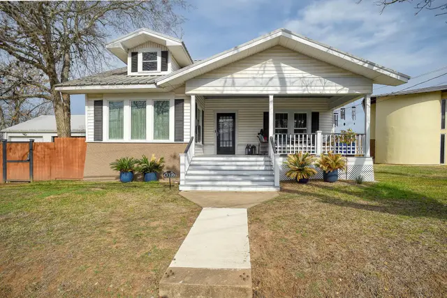338 W Crockett St