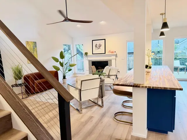 8301 Mendota Cv