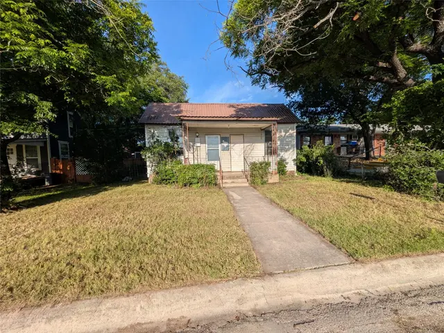 104 N Walnut St